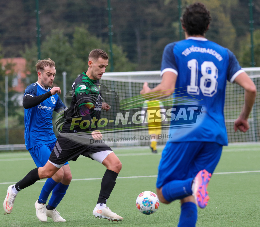 SC Enger - TuS Hücker-Aschen | Auf dem Bild zu sehen: schwarz SC Enger: Brian Rhys Davies ; blau TuS Hücker-Aschen: Fabian Böddicker  SC Enger, TuS Hücker-Aschen, Saison 26/27, Kreisliga A, Enger, Deutschland - Realisiert mit Pictrs.com