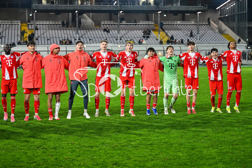 FC Bayern Amateure - SpVgg Unterhaching | MÜNCHEN, DEUTSCHLAND - 24. FEBRUAR: die Spieler der Bayern Amateure feiern zusammen mit den Fans den Heimsieg gegen Unterhaching nach dem Spiel zwischen den Amateuren des FC Bayern München und der SpVgg Unterhaching am 25. Spieltag der Regionalliga Bayern im Grünwalder Stadion