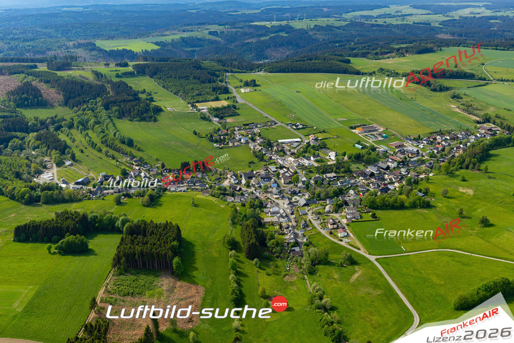 Die Luftaufnahme Wickendorf - Teuschnitz wurde 2022 vom Flugzeug aus (keine Drohne) erstellt. Hohe Auflösung -für große Poster und Wandbilder geeignet - Garantiert!