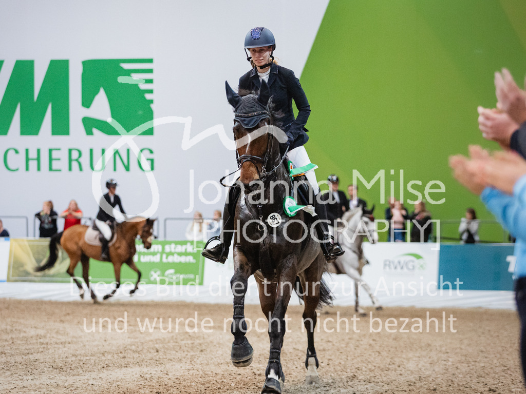 231028_Oldenburg_S1-Spr_Amateure-246 | Deine schönsten Turniermomente als professionelle Fotos! Entdecke hochwertige Pferdesport-Fotografie im Online-Shop. Jetzt Fotos finden & bestellen!