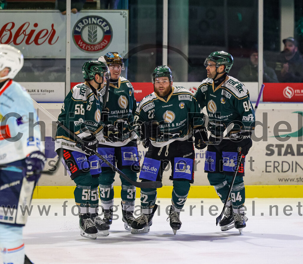 2025-12-23_142_TSV_Erding_gegen_Heilbronner_Falken | Erding, Deutschland, 23.12.2025:Eishockey, Oberliga Süd 2025 / 2026, 29. Spieltag, TSV Erding gegen Heilbronner Falken, Endergebnis: 5:4Paul Pfenninger (Erding Gladiators, #58), Thomas Matheson (Erding Gladiators, #37), Grady Hobbs (Erding Gladiators, #22), Markus Eberhardt (Erding Gladiators, #94)Foto: Christian Riedel / fotografie-riedel.net