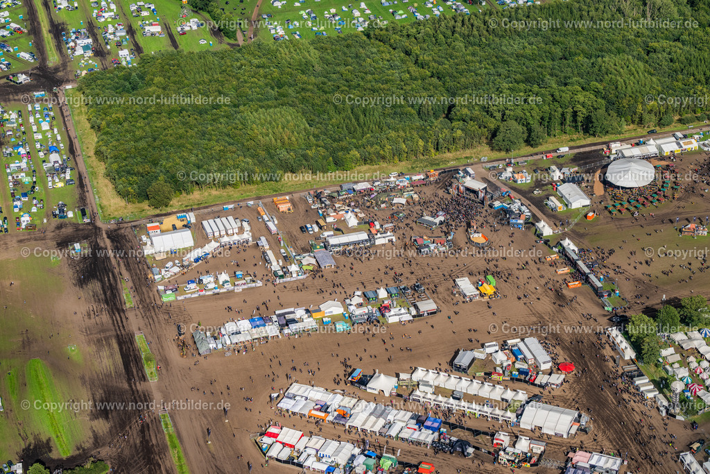 Wacken Musik Festival_ELS_7710040823 | WACKEN 04.08.2023 Besucher des Wacken Musik- Festivals auf dem Veranstaltungs- Konzertgelände in Wacken im Bundesland Schleswig-Holstein, Deutschland. Weiterführende Informationen bei: ICS Festival Service GmbH. // Participants in the Wacken music festival on the event concert area in Wacken in the state Schleswig-Holstein, Germany. Further information at: ICS Festival Service GmbH. Foto: Martin Elsen