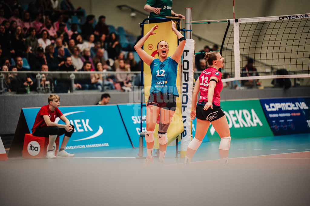 Volleyball | Frauen | Saison 2025/2026 | Volleyball Bundesliga | ETV Hamburger Volksbank Volleys vs. VC Wiesbaden | 14.03.2026 | v.l. Dagmar Boom (#12, VC Wiesbaden) und Lilly Bietau (#13, VC Wiesbaden) jubeln