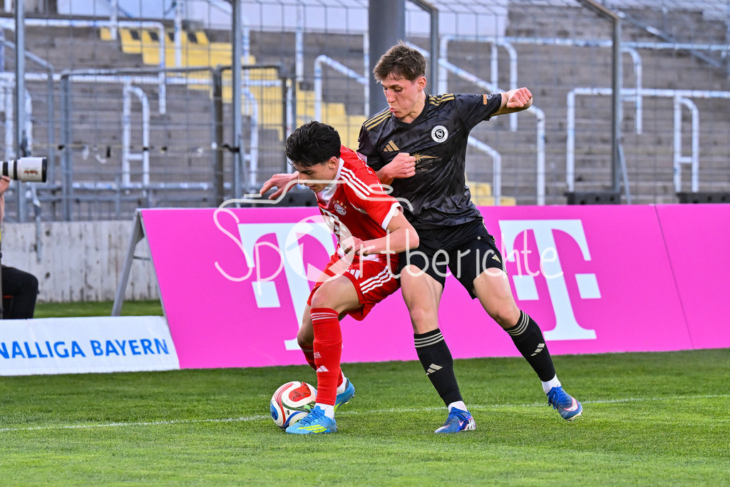 FC Bayern Amateure - SpVgg Ansbach | MUNICH, GERMANY - 17. APRIL: im Duell Deniz OFLI (FC Bayern München II 3) und Lus ALTHAUS (SpVgg Ansbach 18) während dem Match zwischen den Amateuren des FC Bayern München und der SpVgg Ansbach am 29. Spieltag der Regionalliga Bayern im Grünwalder Stadion