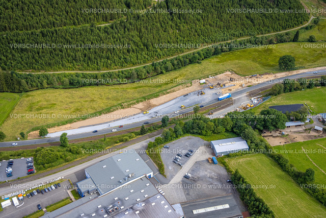 Erndtebrueck240709908 | Luftbild, Baustelle mit Erneuerung Bahnübergang "Im Grünewald" an der Ederstraße, Waldgebiet mit Waldschäden, Erndtebrück, Kreis Siegen-Wittgenstein, Nordrhein-Westfalen, Deutschland