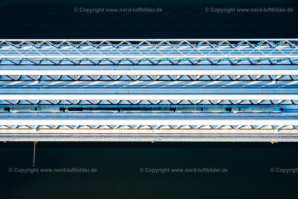 Hamburg_Elbbrücken_Harburg_ICE_Zug_Winter_Schnee_ELS_3276050126 | HAMBURG 05.01.2026 Winterliches Senkrecht- Luftbild aus der Satelliten- Perspektive vom Flußbrücken der Alte Harburger Elbbrücke, Brücke des 17. Juni, Autobahnbrücke der A253 und Bahnbrücke über die Süderelbe in Hamburg, Deutschland. Weiterführende Informationen bei: Deutsche Bahn AG. // Vertical aerial view from the satellite perspective of the river bridges of the Old Harburg Elbe Bridge, the 17th of June Bridge, the A253 motorway bridge and the railway bridge over the Southern Elbe in Hamburg, Germany. Further information at: Deutsche Bahn AG. Foto: Martin Elsen