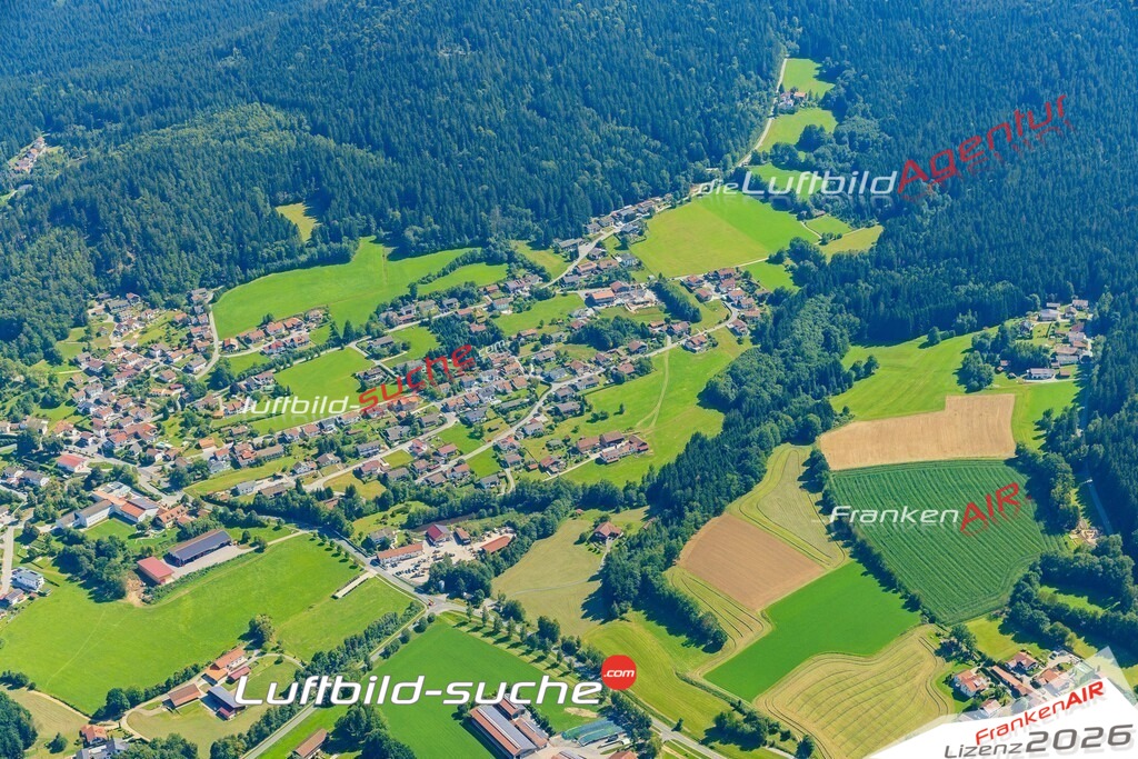 Luftaufnahme der Stadt Hohenwarth - Die Luftaufnahme wurde 2025 vom UL-Flugzeug heraus erstellt ( keine Drohne ) - Hochauflösende Luftaufnahme - für professionelle Ausdrucke geeignet. Die Geschenkidee !Mit Lizenz und Bildrechte bestellbar