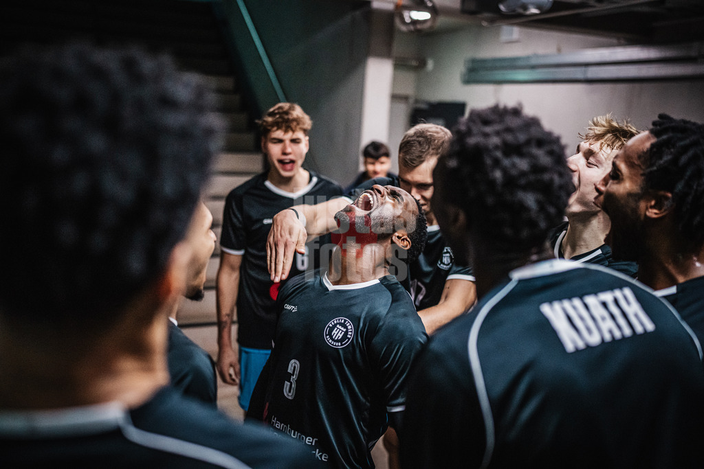 Basketball | Männer | Saison 2024/2025 | easyCredit Basketball Bundesliga | 14. Spieltag | Veolia Towers Hamburg vs. Basketball Löwen Braunschweig | 30.12.2024 | Rich Osaro (#3, Veolia Towers Hamburg) vor dem Einlauf