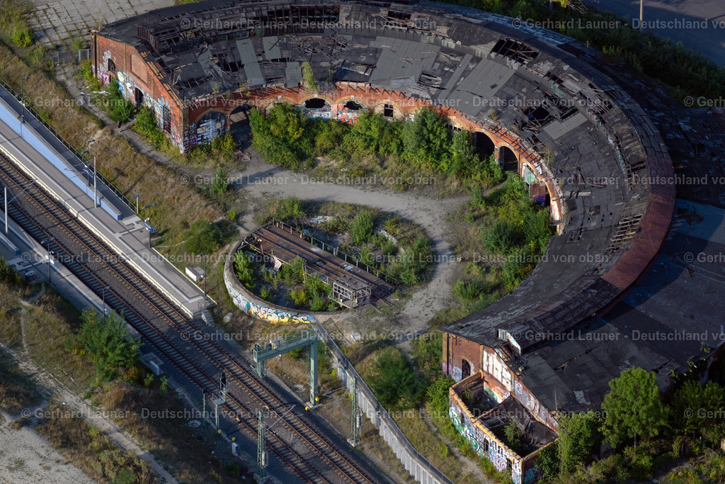 4040498 | LEIPZIG 14.09.2020 Ruine des Rundschuppen " Lokschuppen Bayerischer Bahnhof " an der Semmelweisstraße im Ortsteil Zentrum-Südost in Leipzig im Bundesland Sachsen, Deutschland. Weiterführende Informationen bei: BUWOG - Region Ost Development GmbH,  BUWOG Bauträger GmbH,  BUWOG Immobilien Treuhand GmbH,  BUWOG Lindenstraße Development GmbH,  Leipziger Stadtbau Aktiengesellschaft. // Ruin of the round shed " Lokschuppen Bayerischer Bahnhof " on street Semmelweisstrasse in the district Zentrum-Suedost in Leipzig in the state Saxony, Germany. Further information at: BUWOG - Region Ost Development GmbH,  BUWOG Bautraeger GmbH,  BUWOG Immobilien Treuhand GmbH,  BUWOG Lindenstrasse Development GmbH,  Leipziger Stadtbau Aktiengesellschaft. Foto: Gerhard Launer