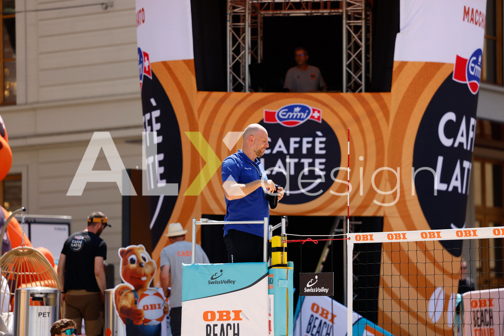 Obi BeachTour 2026 - Basel | BASEL, SWITZERLAND - JULY 17: Referee during the Obi BeachTour 2026 match between KLUSER / SCHWAB (SUI) and GERSON / SCHALTEGGER (SUI) at Barfüsserplatz on July 17, 2026 in Basel, Switzerland. - Realisiert mit Pictrs.com
