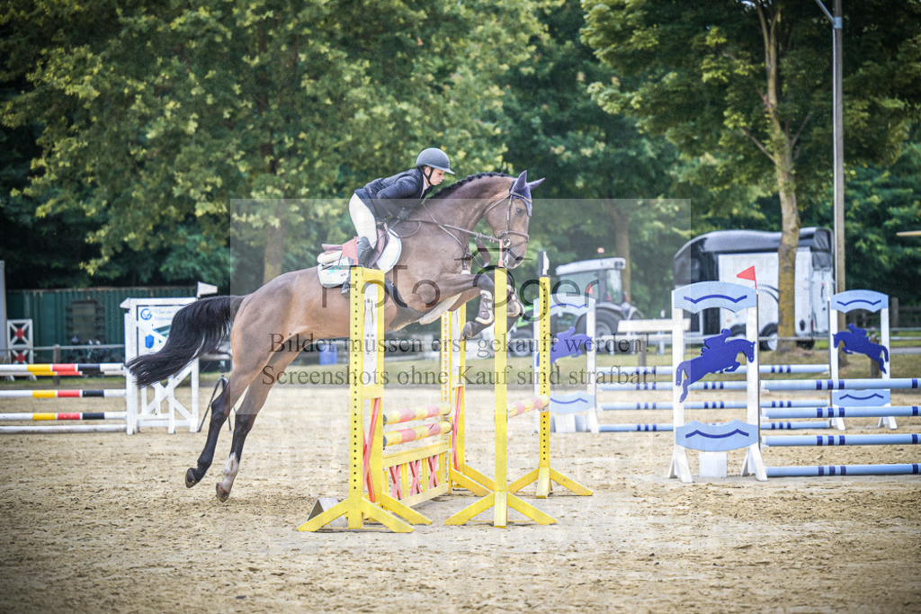 DOS_2820 | Entdecke hochwertige Reitturnierfotos von Foto Oger. Professionell, emotional und authentisch – jetzt Lieblingsmomente im Shop bestellen.Deutschlandweite Turnierfotografie. - Realisiert mit Pictrs.com