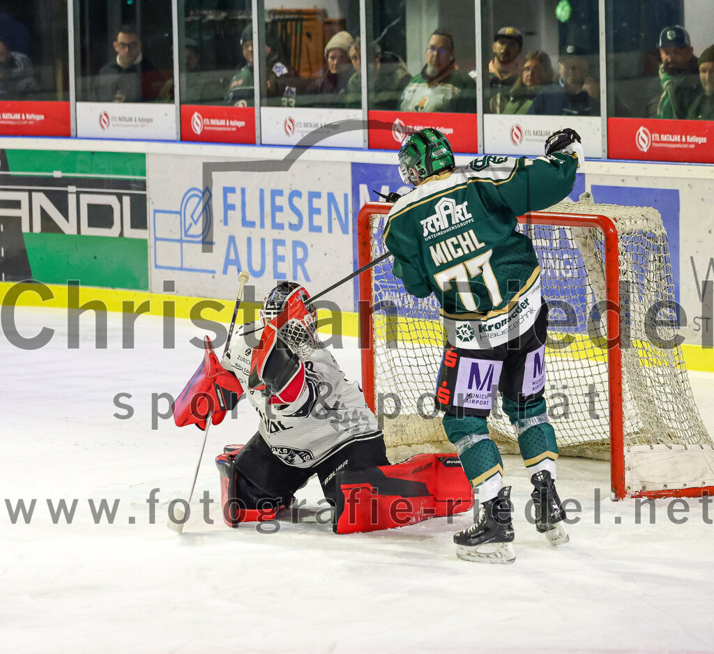 2026-01-30_099_TSV_Erding_gegen_EHF_Passau_Black_Hawks | Erding, Deutschland, 30.01.2026:Eishockey, Oberliga Süd 2025 / 2026, 42. Spieltag, TSV Erding gegen EHF Passau Black Hawks, Endergebnis: 2:6Torwart Janik Engler (EHF Passau Black Hawks, #30), Philipp Michl (Erding Gladiators, #77)Foto: Christian Riedel / fotografie-riedel.net