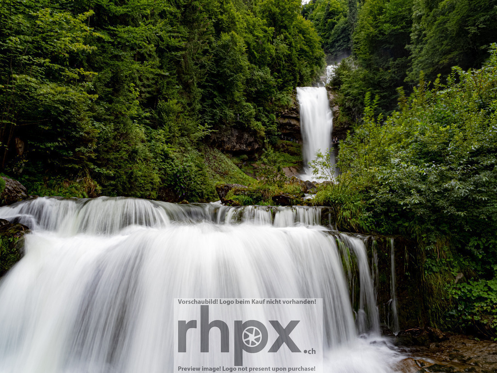 Giessbach Wasserfall | Stimmungsvolle Fotokunst aus Luzern. Erlebe den Pilatus, den See und die Stadt Luzern in exklusiven Aufnahmen in der Fotogalerie & Shop. - Realisiert mit Pictrs.com