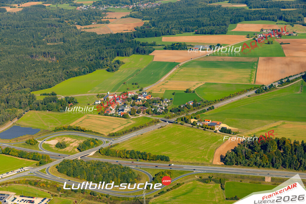 Klassische Luftaufnahme ohne Drohne zeigt:Oberhof bei Ursensollen - Die Luftbildaufnahme wurde 2025 vom UL-Flugzeug heraus erstellt ( keine Drohne ) - Hochauflösende Luftaufnahme -Nicht vergleichbar mit Google Maps oder Satelittenbilder- Die Geschenkidee !Mit Lizenz und Bildrechte bestellbar