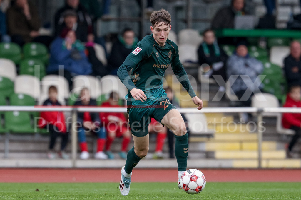 Fussball, Regionalliga Nord, SV Werder Bremen II - FSV Schöningen | Dominik Kasper (SV Werder Bremen II, 24) am Ball, Freisteller, Einzelbild, Ganzkörper, Aktion, Action, Spielszene