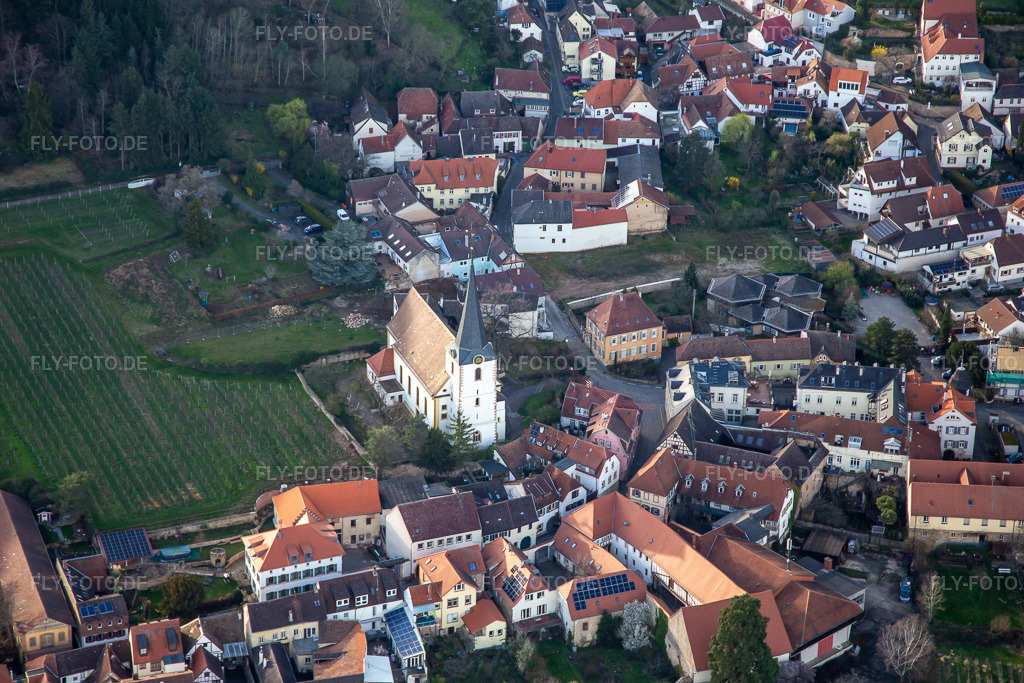 Luftbild: St. Jakobus Kirche im Ortsteil Hambach an der Weinstraße in Neustadt im Bundesland Rheinland-Pfalz in Deutschland. Foto: IMG_139988.jpg vom 14.03.2024 durch Werner Riehm/FLY-FOTO.de