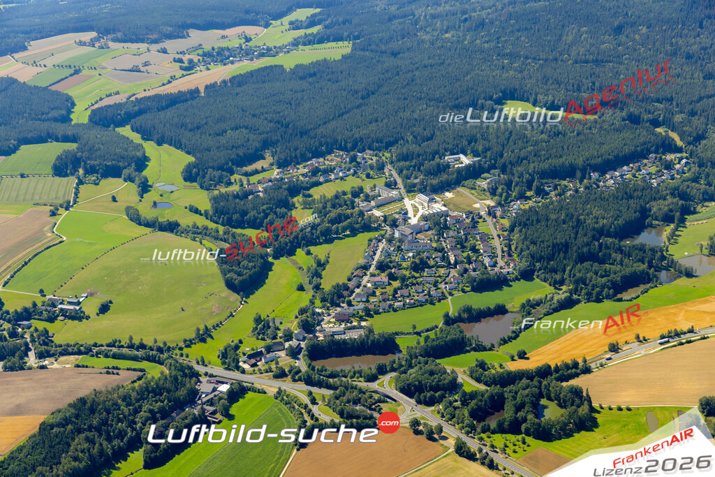 Das Luftbild zeigt : Markgrafenstraße Bad Alexandersbad - Die Luftaufnahme wurde 2023 vom UL-Flugzeug aus erstellt ( keine Drohne ) - Hochauflösende Luftaufnahme - Für grossformatige Ausdrucke geeignet. Die Geschenkidee !Mit Lizenz und Bildrechte bestellbar