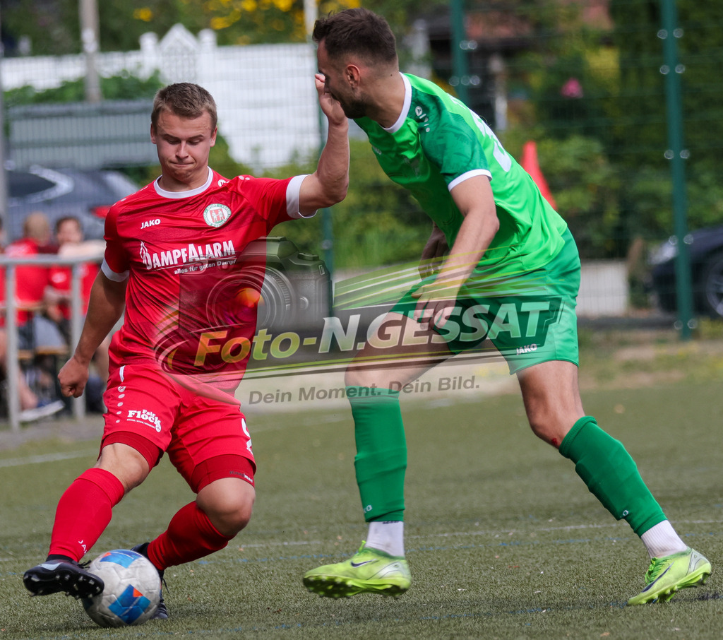 Bünder SV - TV Elverdissen | Auf dem Bild zu sehen: rot Bünder SV: Robin Luca Wolf ; grün TV Elverdissen: Niklas WeinertBünder SV, TV Elverdissen, Saison 26/27, Kreisliga A, Bünde, Deutschland - Realisiert mit Pictrs.com