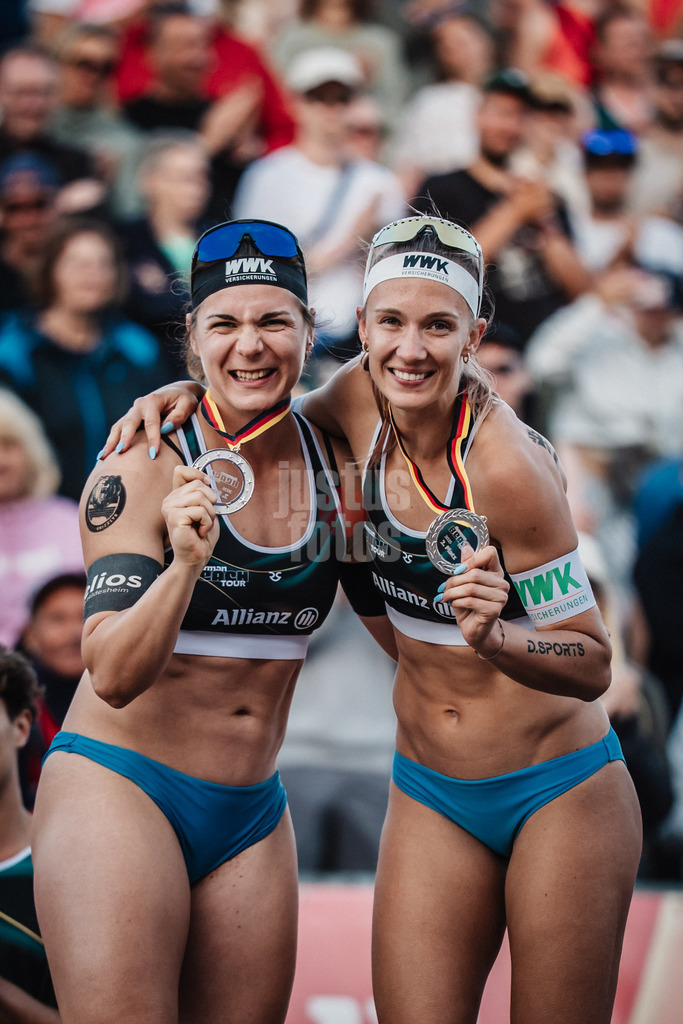 Beachvolleyball | Frauen und Männer | Deutsche Meisterschaften 2025 Timmendorfer Strand | 07.09.2025 | Die Silbermedaillengewinnerinnen Vizemeister v.l. Anna-Lena Grüne und Sandra Ittlinger