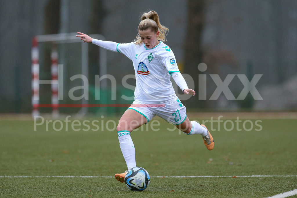 Fussball, Testspiel Frauen, SV Werder Bremen - FC Twente Enschede | v.li.: Nina Lührßen (SV Werder Bremen, 27) am Ball, Freisteller, Einzelbild, Ganzkörper, Aktion, Action, Spielszene