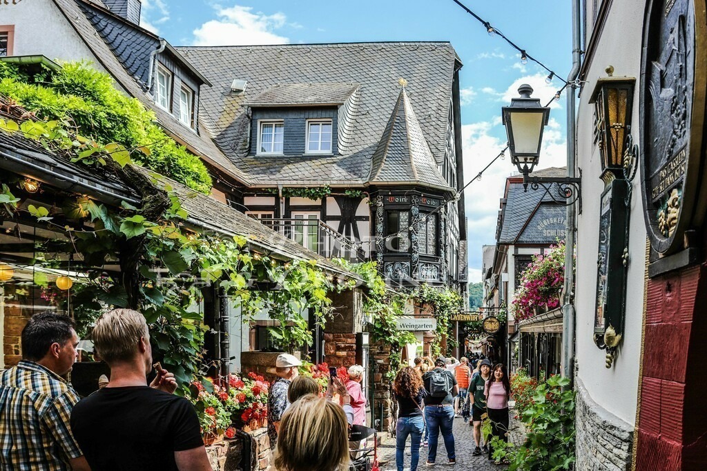 Rüdesheim-021147 | Die malerische Drosselgasse in Rüdesheim - ein beliebtes Ziel für Touristen und Weinliebhaber. - Realisiert mit Pictrs.com