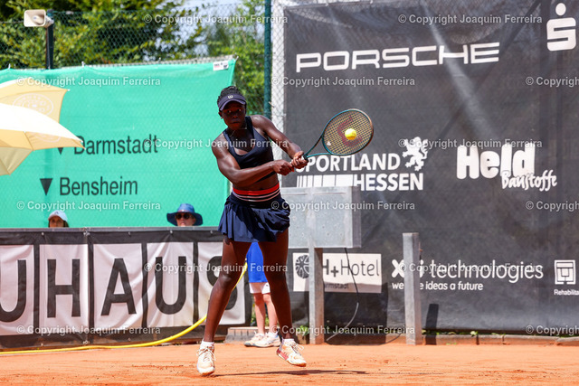 2024.07.20TennisFinaleDa_1667 Kopie | Darmstadt am 21. Juli 2024 xJFAx  48. Internationalen Damen-Tennisturnier des TCB 2000 Darmstadt Finale Angela FITA BOLUDA (ESP) vs Victoria MBOKO (CAN) Bild: v. li.Victoria MBOKO (CAN)  spielt eine Rückhand. - Realisiert mit Pictrs.com