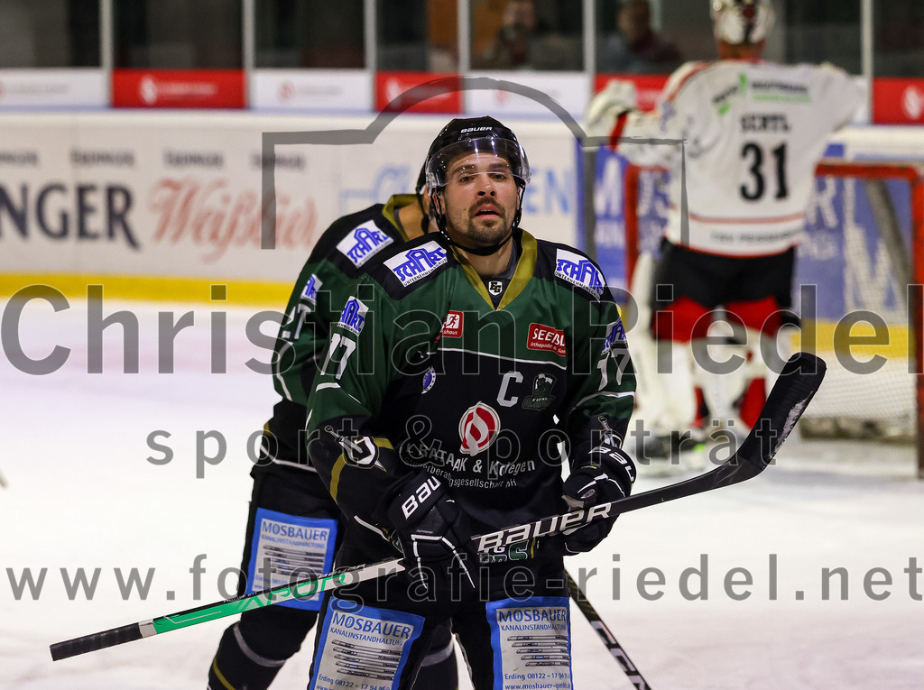 2022-11-04_055_Eishockey_TSV_Erding_gegen_TSV_Peissenberg | Erding, Deutschland, 04.11.2022:
Eishockey, Bayernliga 2022 / 2023, 10. Spieltag, TSV Erding gegen TSV Peißenberg, Endergebnis: 4:3

Philipp Michl (Erding Gladiators, #77)

Foto: Christian Riedel / fotografie-riedel.net
