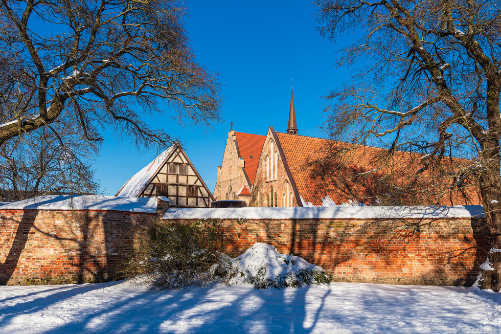 Blick auf das Kloster zum Heiligen Kreuz im Winter in der Hansestadt Rostock | Blick auf das Kloster zum Heiligen Kreuz im Winter in der Hansestadt Rostock.