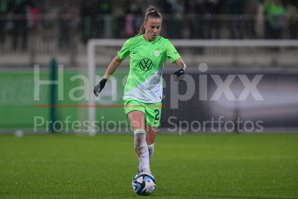 Fussball, DFB-Pokal Frauen, VfL Wolfsburg - SV Werder Bremen | v.li.: Lynn Wilms (VfL Wolfsburg, 2) am Ball, Freisteller, Einzelbild, Ganzkörper, Aktion, Action, Spielszene, DIE DFB-RICHTLINIEN UNTERSAGEN JEGLICHE NUTZUNG VON FOTOS ALS SEQUENZBILDER UND/ODER VIDEOÄHNLICHE FOTOSTRECKEN. DFB REGULATIONS PROHIBIT ANY USE OF PHOTOGRAPHS AS IMAGE SEQUENCES AND/OR QUASI-VIDEO.