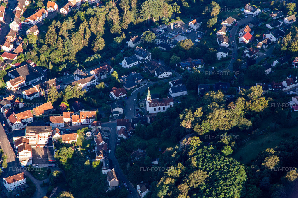 Luftbild: Ortsansicht aus Osten mit Protestantischer Kirche in Lemberg im Bundesland Rheinland-Pfalz in Deutschland. Foto: IMG_143100.jpg vom 06.08.2024 durch Werner Riehm/FLY-FOTO.de