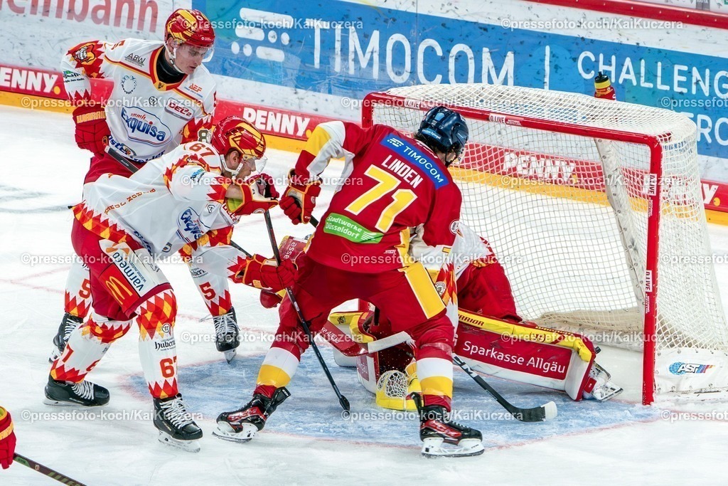 xKKU28092501049 | 28.09.2025, xKKUx, Eishockey, DEL2, Düsseldorfer EG - ESV Kaufbeuren, PSD-Bank Dome in Düsseldorf: Ture Linden (DEG #71) vor dem Tor von Torhüter Goaly Daniel Fießinger (Kaufbeuren #30) Bernhard Ebner (Kaufbeuren #67) 
