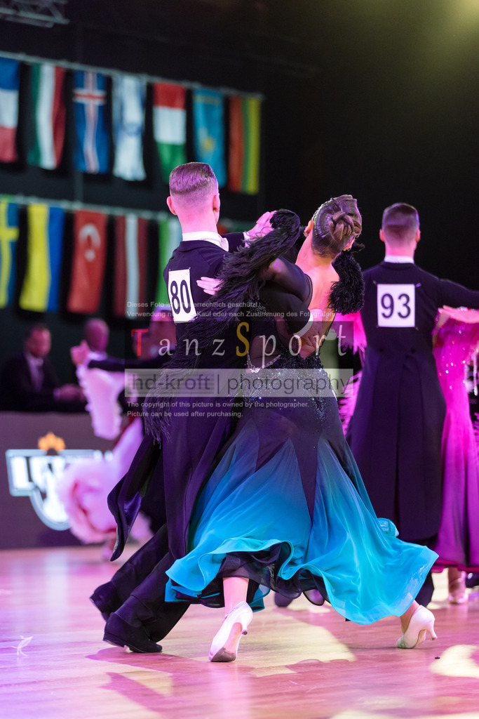 20241215_WDSF_Int_Open_Std-Riga-9206 | Tanzsportbilder, Standardtanz, Lateintanz, WDSF, DTV, LTVB, dancecomp, goc, hessen tanzt, blaues band der spree, walzer, tango, wiener walzer, slowfox, quickstepp, samba, rumba, cha-cha-cha, paso doble. jive, hd-kroft photography, turniertanzsport