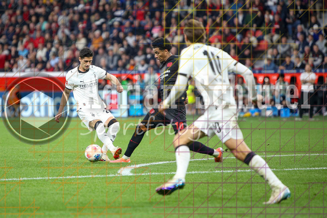 Bayer 04 Leverkusen vs Borussia Mönchengladbach - Bundesliga  | Leverkusen, Deutschland, 21.09.25:   Grant-Leon Ranos (Borussia Mönchengladbach) und Malik Leon Tillmann (Bayer 04 Leverkusen) im Kampf um den Ball waehrend des Spiels der Bundesliga zwischen  Bayer 04 Leverkusen vs Borussia Mönchengladbach in der BayArena(Foto von Brauer-Fotoagentur / Adrian Schlueter)