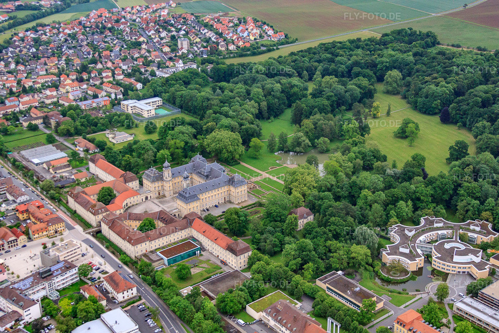 Luftbild: Schloßpark und Schloß Werneck mit Schlosskirche und Albert-Schweitzer-Haus in Werneck im Bundesland Bayern in Deutschland.Foto: IMG_66120.jpg vom 30.05.2014 durch Werner Riehm/FLY-FOTO.deAuflösung des Originals: 4752 x 3168 pxWWW.WERNECK-EVANGELISCH.DE