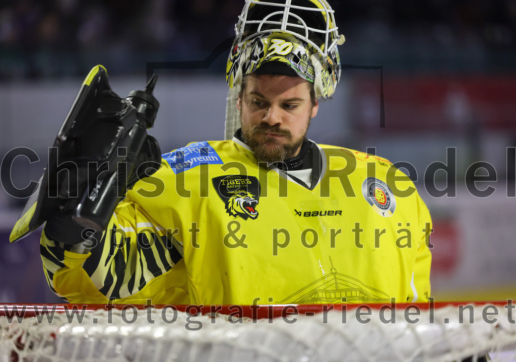 2025-12-28_071_TSV_Erding_gegen_onesto_Tigers_Bayreuth | Erding, Deutschland, 28.12.2025:Eishockey, Oberliga Süd 2025 / 2026, 31. Spieltag, TSV Erding gegen onesto Tigers Bayreuth, Endergebnis: 6:5 n.V.Torwart Maximilian Meier (onesto Tigers Bayreuth, #30)Foto: Christian Riedel / fotografie-riedel.net