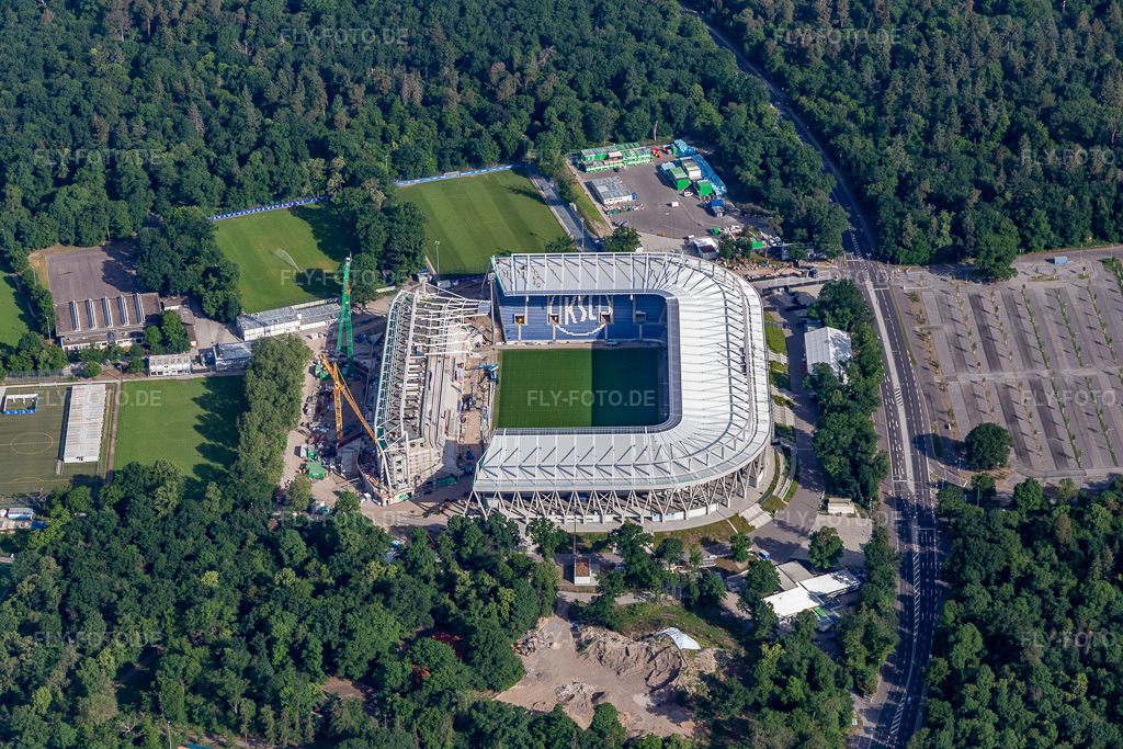 Luftbild: Baustelle des Stadionneubaus des Karlsruher Sport-Club GmbH & Co. KGaA im Ortsteil Innenstadt-Ost in Karlsruhe im Bundesland Baden-Württemberg in Deutschland. Foto: IMG_131592.jpg vom 22.05.2022 durch Werner Riehm/FLY-FOTO.deKarlsruher SC