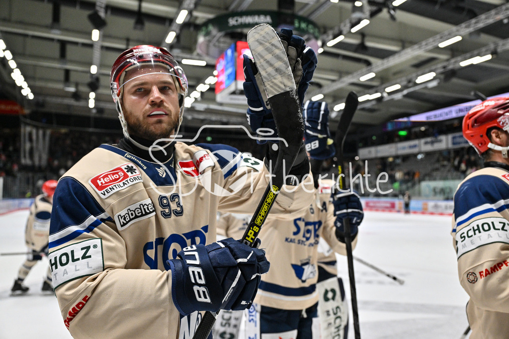 Augsburger Panther - Schwenninger Wild Wings | Die Spieler der Wild Wings feier zusammen mit ihren Fans den Sieg in Augsburg / DEL: Augsburger Panther - Schwenninger Wild Wings, Curt Frenzel Stadion am 24.01.2025 / Sebastian UVIRA (Schwenninger Wild Wings 93)