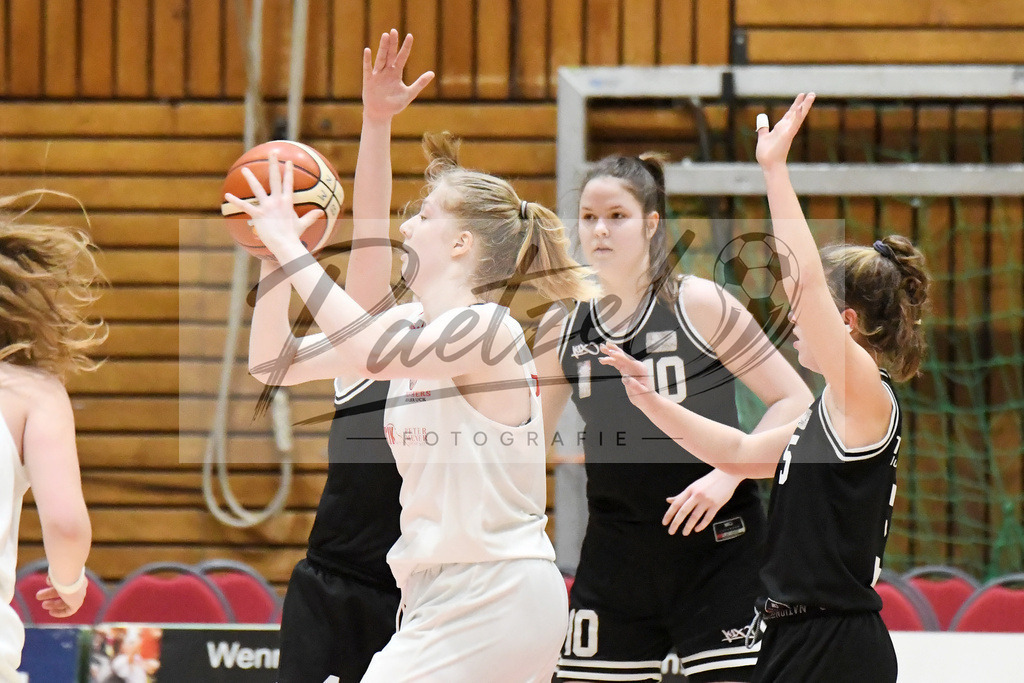 20200126_OSCTGN_0051 | Basketball, Juniorinnen: Frieda Bühner (OSC Junior Panthers) in Aktion, am Ball, Einzelaktion beim Spiel der WNBL zwischen OSC Junior Panthers vs. TG Neuss Junior Tigers am 26.01.2020 im Panthers Dome in Osnabrück, Deutschland.(Foto von Nico Paetzel) - Realisiert mit Pictrs.com