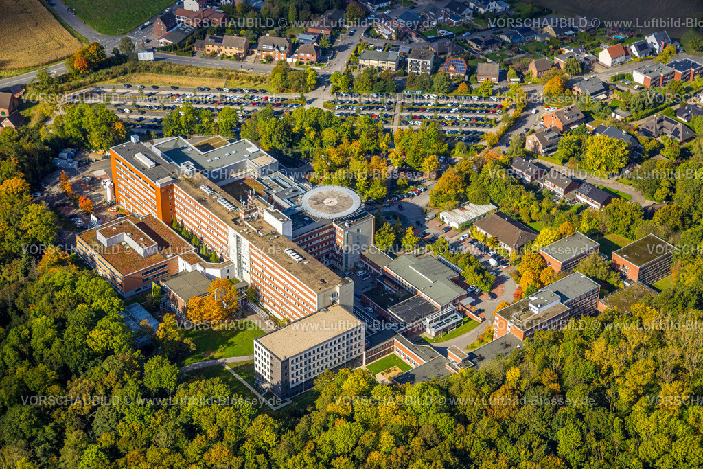 Hamm241008453 | Luftbild, St. Barbara-Klinik Hamm-Heessen mit Hubschrauberlandeplatz, Parkplätze, herbstliche Bäume, Stadtbezirk Heessen, Hamm, Ruhrgebiet, Nordrhein-Westfalen, Deutschland