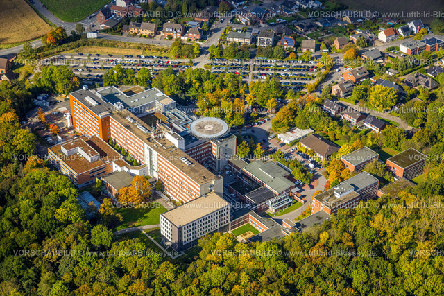 Hamm241008453 | Luftbild, St. Barbara-Klinik Hamm-Heessen mit Hubschrauberlandeplatz, Parkplätze, herbstliche Bäume, Stadtbezirk Heessen, Hamm, Ruhrgebiet, Nordrhein-Westfalen, Deutschland