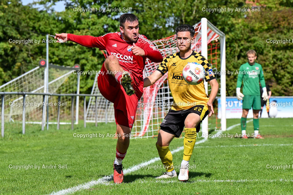 SpVg Eidertal Molfsee vs SV Frisia 03 Risum-Lindholm | Kristof Koop (Molfsee #10) vs Jannik Danielsen (Frisia #22) / Fußball-Landesliga Schleswig Männer 2026/2027 / SpVg Eidertal Molfsee vs SV Frisia 03 Risum-Lindholm / Platz A / Molfsee / 05.09.26 - Realisiert mit Pictrs.com