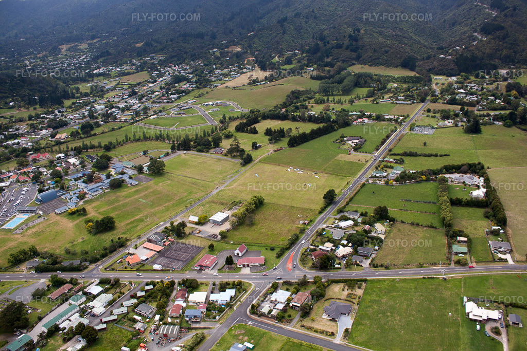 Aerial view: View of the town in Coromandel in the state Waikato, New Zealand. – Photo: IMG_55484.jpg taken on 01/12/2013 by Werner Riehm/FLY-FOTO.com – Resolution of the original: 4752 x 3168 px