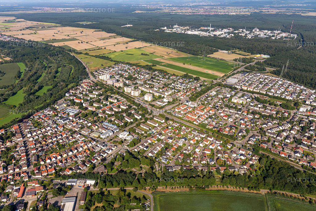 Luftbild: Ortsansicht der Straßen und Häuser der Wohngebiete im Ortsteil Leopoldshafen in Eggenstein-Leopoldshafen im Bundesland Baden-Württemberg in Deutschland. Foto: IMG_128356.jpg vom 12.08.2021 durch Werner Riehm/FLY-FOTO.de