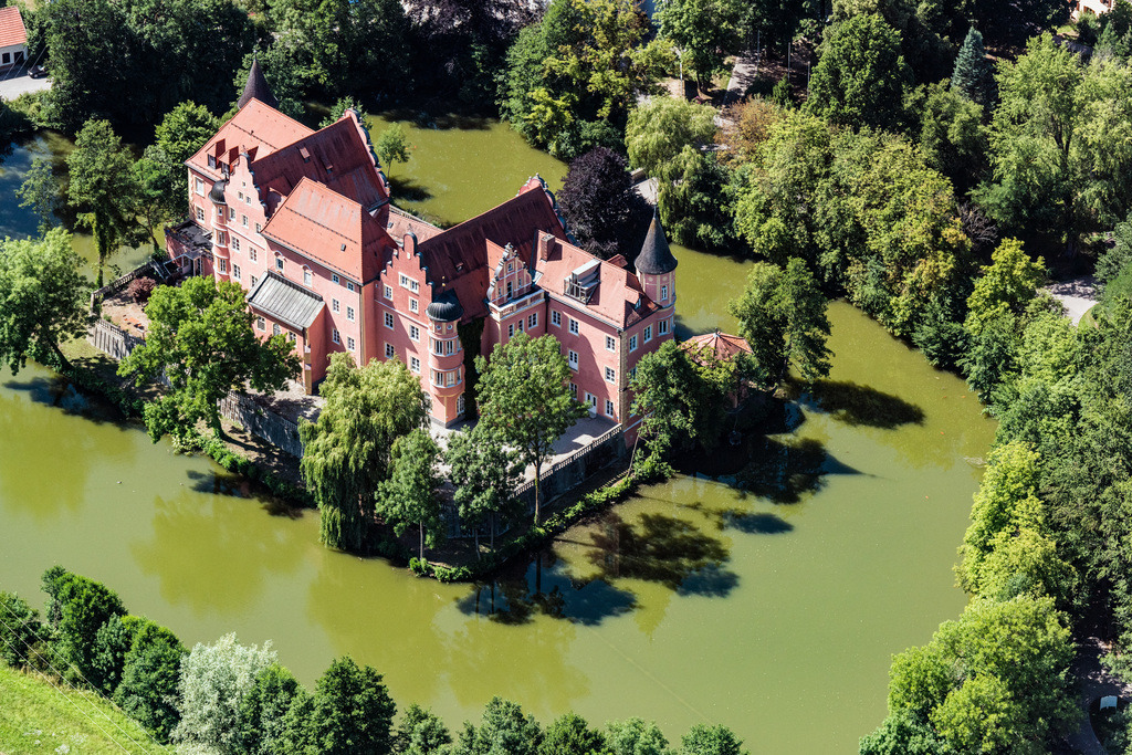 dr__0010477.jpg | TAUFKIRCHEN (VILS) 05.07.2017 Gebäude und Schloßpark- Anlagen des Wasserschloß Taufkirchen in Taufkirchen (Vils) im Bundesland Bayern, Deutschland. // Building and castle park systems of water castle Taufkirchen in Taufkirchen (Vils) in the state Bavaria, Germany. Foto: Daniel Reiter