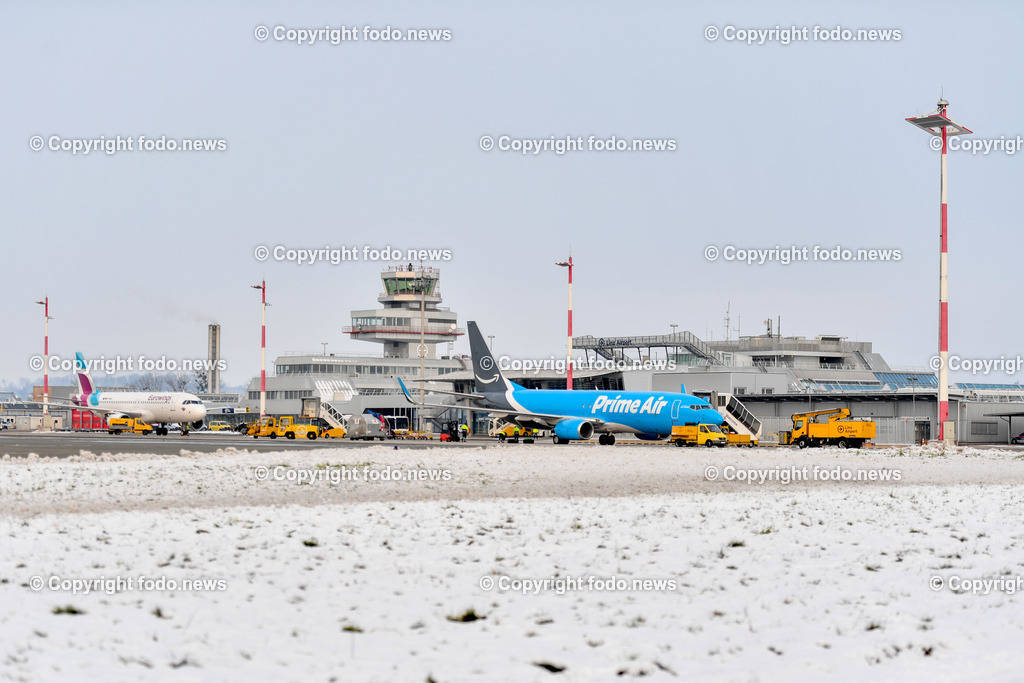 Flughafen Linz_ Linz Airport_ Linz-Hoersching_ 19.12.2022-14 | 19.12.2022, Linz Hoersching, AUT, Flughafen Linz, Linz Airport, im Bild Eurowings Flieger, Flugzeug, beladen einer Transportmaschine