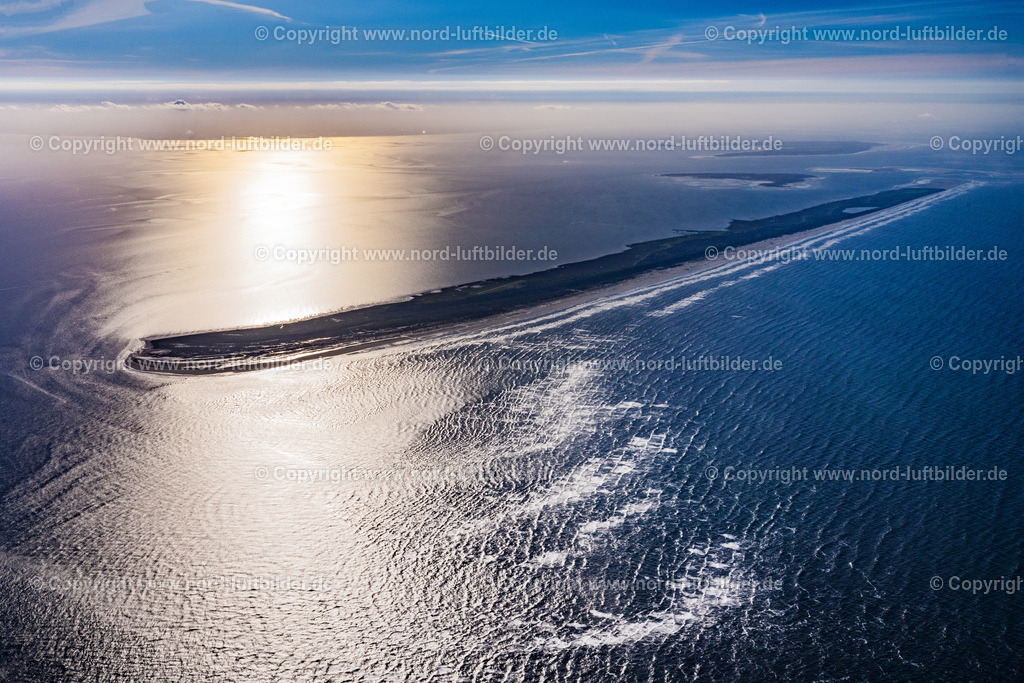 Juist_im_Gegenlicht_ELS_4146231021 | JUIST 23.10.2021 Sandstrand- Landschaft an der Ostfriesischen Insel in Juist im Sonnenuntergang im Bundesland Niedersachsen. Weiterführende Informationen bei: Inselgemeinde und Kurverwaltung Juist. // Beach landscape on the Island of Juist in the state Lower Saxony. Further information at: Inselgemeinde und Kurverwaltung Juist. Foto: Martin Elsen