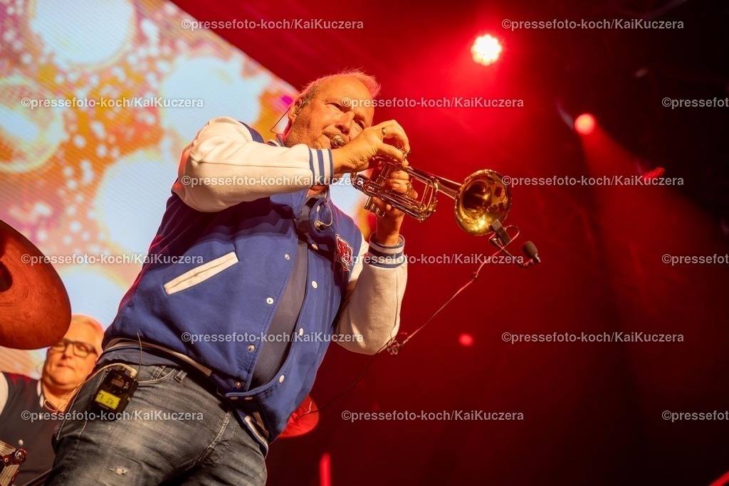 KKU25012501154 | 25.01.2025, xkkux, Düsseldorf, Karnevalsveranstaltung - Die Lachende in der Mitsubishi Electric HALLE. Die Partyband Swinging Funfares performt bei ihrem Auftritt