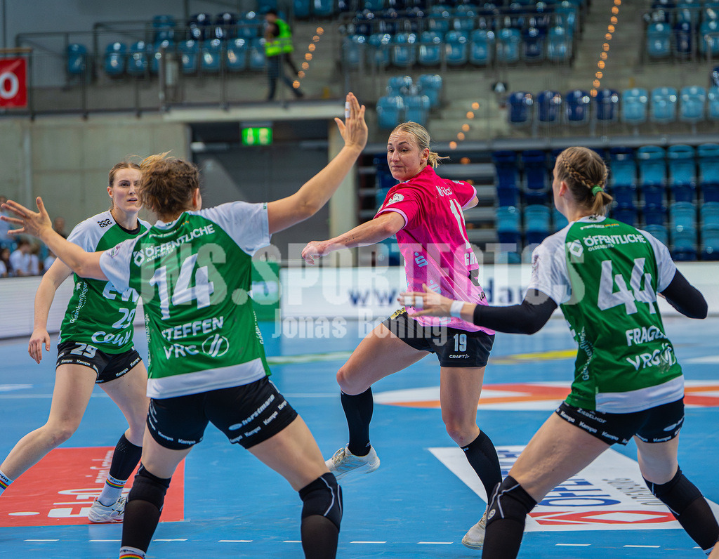 Handball I Frauen I Saison 2025-2026 I 1. HBF I 15. Spieltag I VFL Oldenburg - SV Union Halle-Neustadt 0094 | Marie Steffen (14, VfL Oldenburg), Lea Gruber (19, SV Union Halle-Neustadt), Lisa-Marie Fragge (44, VfL Oldenburg) - Realisiert mit Pictrs.com
