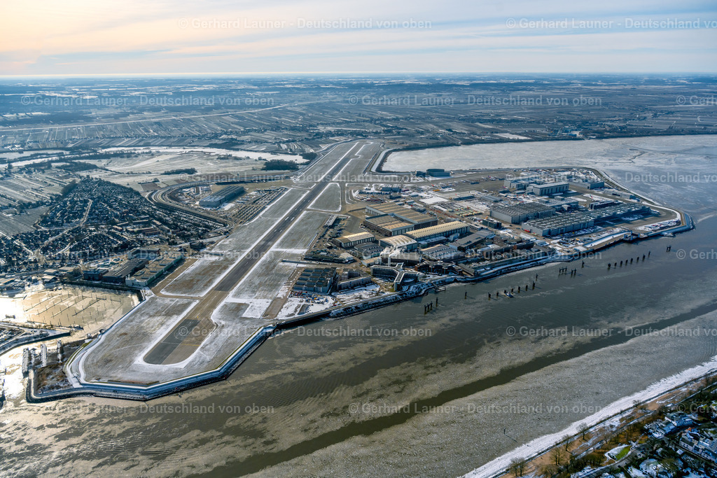 4044558 | HAMBURG 14.02.2021 Winterlich schneebedeckte Start- und Landebahnen mit Rollwegen Hangaranlagen und Terminals auf dem Gelände des Flughafen der Airbus SE im Ortsteil Finkenwerder in Hamburg, Deutschland. Weiterführende Informationen bei: Airbus SE. // Wintry snowy runway with hangar taxiways and terminals on the grounds of the airport of Airbus SE in the district Finkenwerder in Hamburg, Germany. Further information at: Airbus SE. Foto: Gerhard Launer