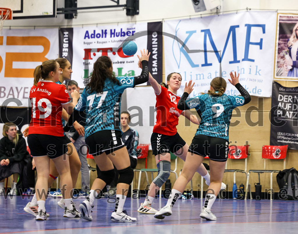 2022-11-27_028_SV_Anzing_gegen_HT_Muenchen_II | Anzing, Deutschland, 27.11.2022:
Handball, Bezirksliga 2022 / 2023, 7. Spieltag, SV Anzing gegen HT München II, Endergebnis: 28:32

Sarah Reither (SV Anzing, #19), Bianca Serg (HT München, #77), Virag Varga (SV Anzing, #18), Katharina Slavik (HT München, #9)

Foto: Christian Riedel / fotografie-riedel.net